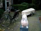 Fiets met aanhanger voor doodskist (44kb)