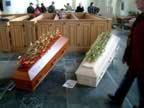 Uitvaartkisten van Hoogland b.v. met bloemstukken van leerlingen AOC Friesland (38kb)
