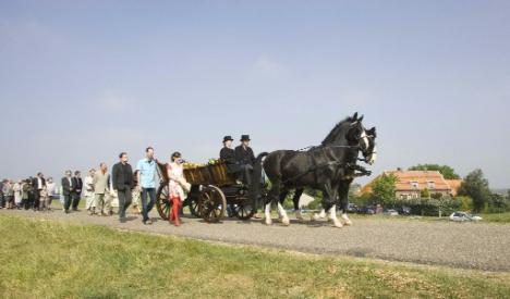 Begrafenis in oude boerenwagen